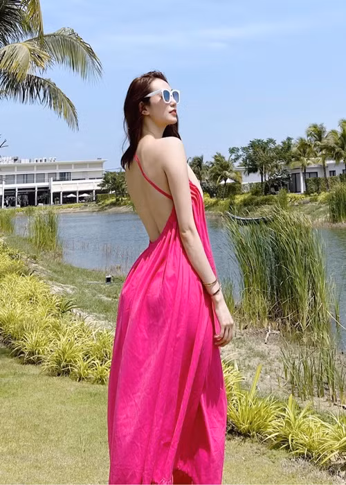 Với lợi thế lưng ong nuột nà, chân dài sinh năm 1991 chuộng trang phục khoét lưng. Ảnh: FB Khánh My