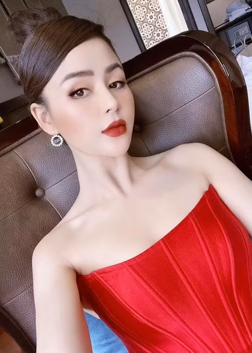 "Hoa" của "Mặt nạ gương" chuộng mặc gợi cảm ở đời thường.