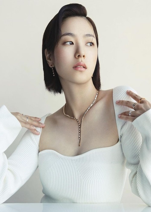 Khi không quay phim, Jeon Yeo Bin đọc sách, đi dạo hoặc ra rạp xem phim một mình. Ảnh: Instagram Jeon Yeo Bin