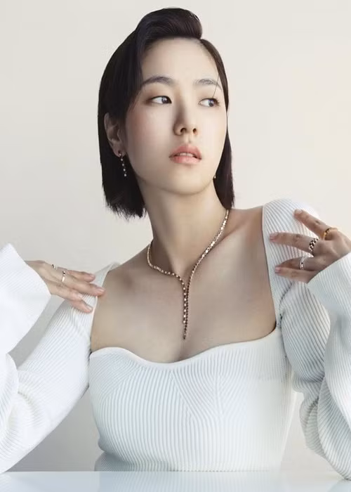 Khi không quay phim, Jeon Yeo Bin đọc sách, đi dạo hoặc ra rạp xem phim một mình. Ảnh: Instagram Jeon Yeo Bin