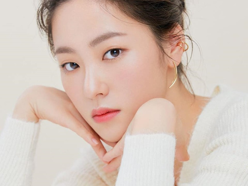 Người tình màn ảnh của Song Joong Ki sở hữu gương mặt góc cạnh, vóc dáng mảnh mai. Ảnh: Fanpage Jeon Yeo Bin