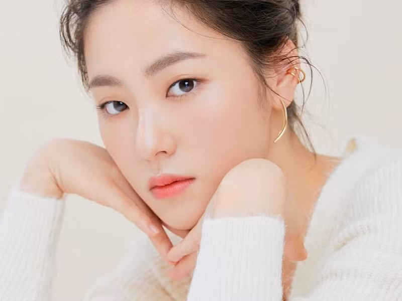 Người tình màn ảnh của Song Joong Ki sở hữu gương mặt góc cạnh, vóc dáng mảnh mai. Ảnh: Fanpage Jeon Yeo Bin