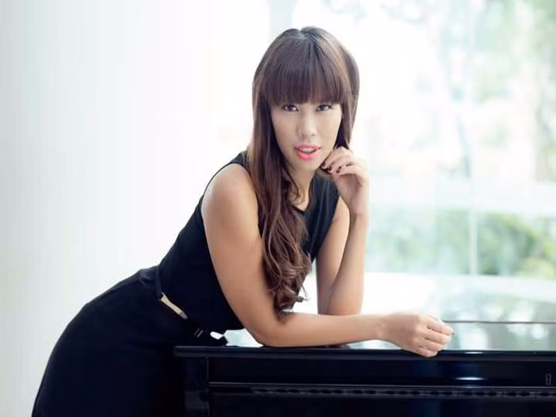 Hà Anh kể, sau khi đạt giải nhất “Gương mặt châu Á” tại Anh, cô trở thành người mẫu độc quyền cho một vài nhãn hiệu, trình diễn thường xuyên tại các tuần lễ thời trang ở Paris, New York, Las Vegas... Nhờ đó, Hà Anh dần chinh phục làng thời trang châu Âu và góp mặt vào những show diễn quốc tế. Kết thúc việc học ở Anh năm 2009, Hà Anh về nước và nhanh chóng là một trong những vedette hàng đầu. Ảnh: VTC