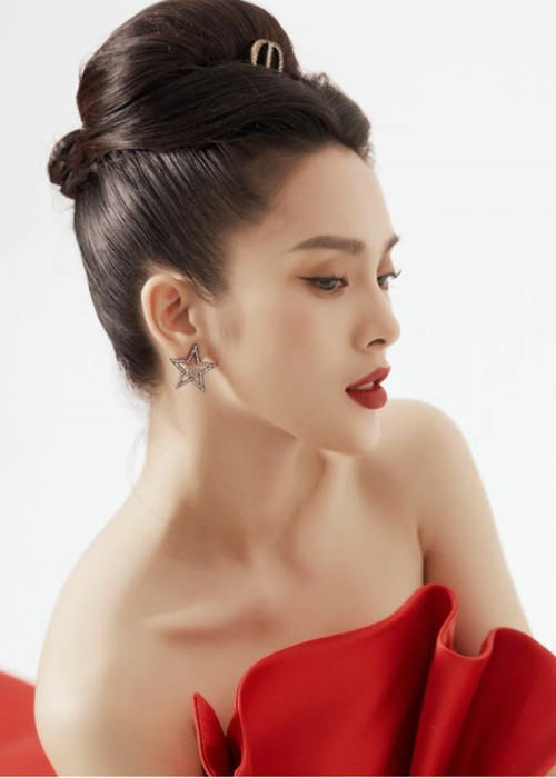 Tin đồn rapper Karik và Quỳnh Lương hẹn hò rộ lên khi cư dân mạng nghi Karik là chàng trai nắm tay Quỳnh Lương. Phía Quỳnh Lương lẫn Karik phủ nhận tin đồn tình cảm. Theo phía Karik, Quỳnh Lương và nam rapper chỉ là bạn bè bình thường.