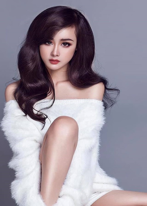 Bella Q là bạn gái cũ của Karik. Cô được ví như "búp bê sống" hay hot girl Hàn Quốc.