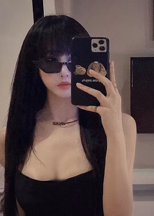 Theo như thông tin trên trang cá nhân, tình cũ của Karik có một tiệm nail và làm việc tại nha khoa thẩm mỹ.