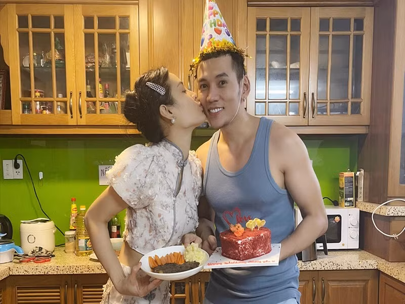 Phương Trinh còn khoe được Lý Bình tặng quà sinh nhật trị giá đến 133 triệu.