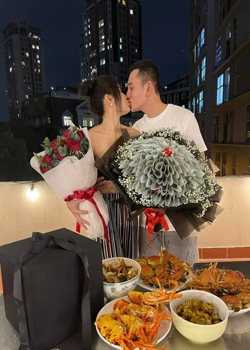 Dịp 20/10, Lý Bình tặng bó hoa bằng tiền khiến Phương Trinh bất ngờ.