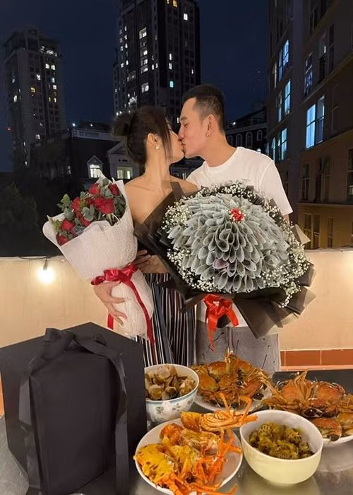 Dịp 20/10, Lý Bình tặng bó hoa bằng tiền khiến Phương Trinh bất ngờ.