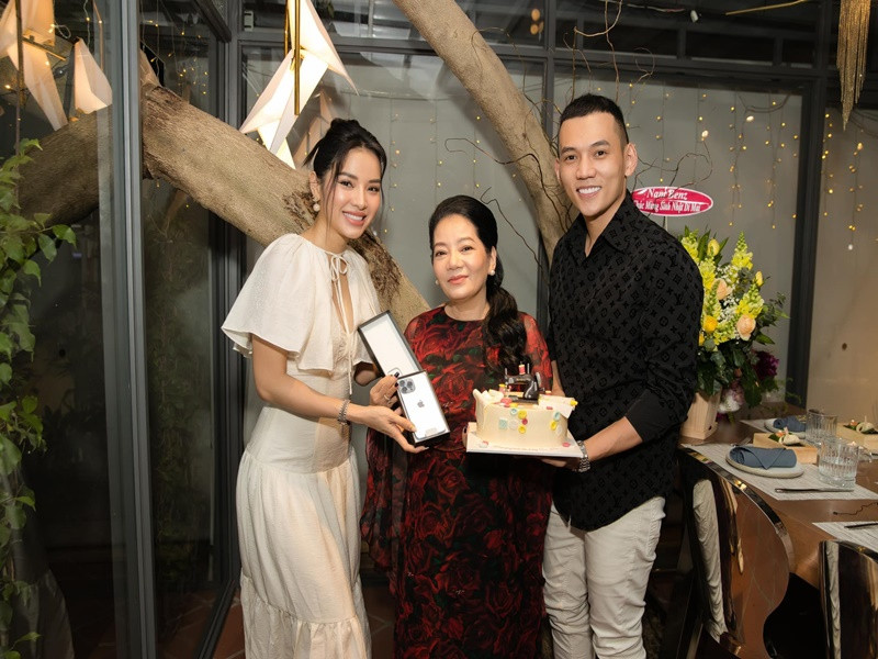 Mới đây, nữ ca sĩ dành tặng mẹ của Lý Bình chiếc điện thoại hơn 30 triệu đồng nhân dịp sinh nhật.