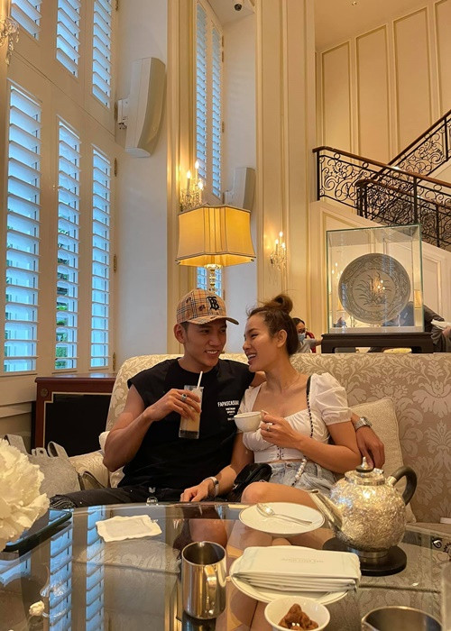 Phương Trinh chia sẻ trên Zing, sau khi nhận lời cầu hôn, cô về sống chung với bạn trai kém 3 tuổi. “Trinh và Bình chọn cách sống thử. Cả hai dùng thời gian 1 năm để cùng nhau tạo nên không gian chung, cùng sống, cùng làm việc, cùng chia sẻ và hơn hết là cùng thấu hiểu nhau", Phương Trinh cho hay.