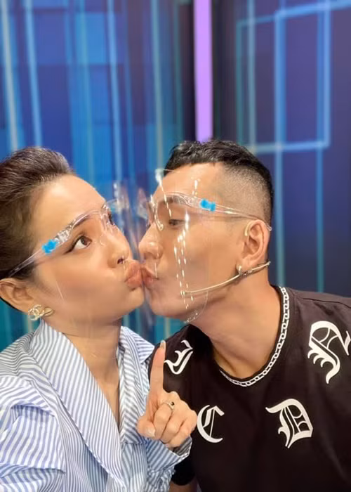 Cặp đôi thường xuyên dành cho nhau những lời ngọt ngào trên mạng xã hội.