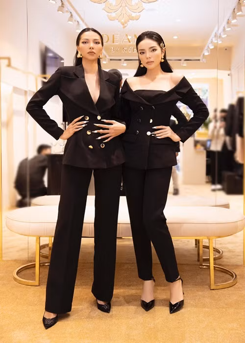 Tin đồn Kỳ Duyên - Minh Triệu yêu đồng giới rộ lên từ lâu. Theo Minh Triệu, cô và Kỳ Duyên sẽ không lên tiếng cải chính đúng sai. Minh Triệu cho rằng ngoài yếu tố công việc, cô sẽ không cho phép mình chia sẻ chuyện đời tư cá nhân. Ảnh: FB Kỳ Duyên - Minh Triệu