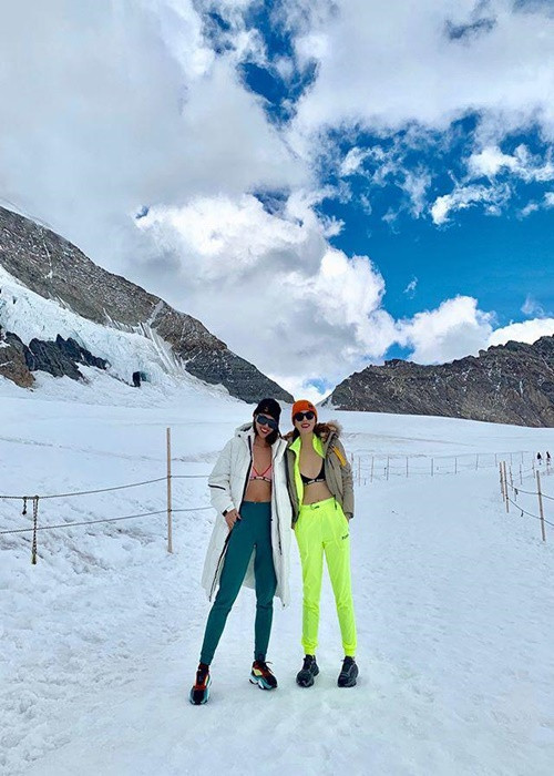 Nhìn Kỳ Duyên và Minh Triệu mặc đồng điệu, người hâm mộ có thể học được một số cách diện đồ đôi sành điệu. Ảnh: Sức khỏe và đời sống