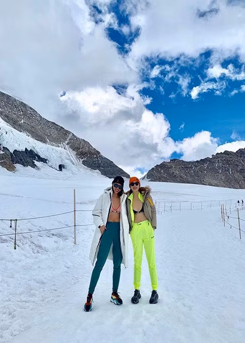 Nhìn Kỳ Duyên và Minh Triệu mặc đồng điệu, người hâm mộ có thể học được một số cách diện đồ đôi sành điệu. Ảnh: Sức khỏe và đời sống