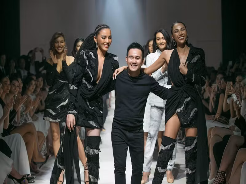 Hai chân dài mặc đồng điệu khi dự sự kiện, diễn thời trang, đi du lịch. Ảnh: FB Kỳ Duyên - Minh Triệu