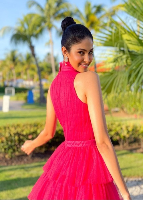 Đại diện theo sau người đẹp Venezuela là Ấn Độ - Manasa Varanasi. Ảnh: Missosology