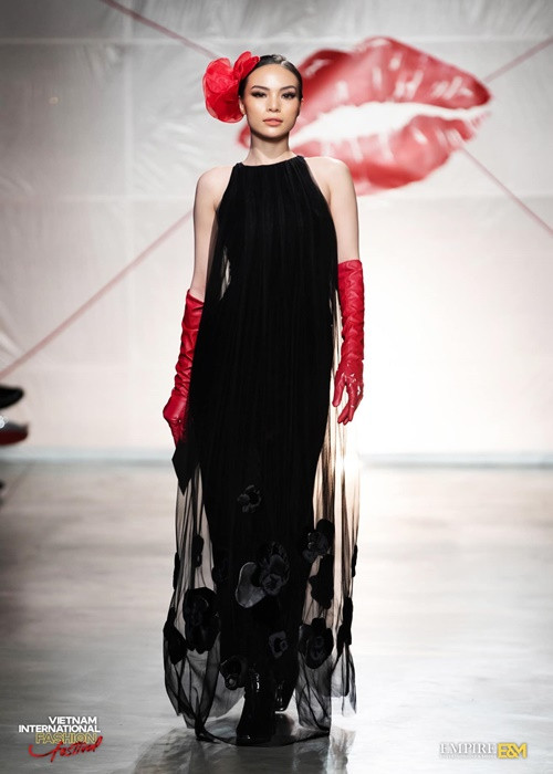 Chân dài sinh năm 1996 từng tham gia Hoa hậu Hoàn vũ Việt Nam 2017 nhưng trượt top 70.