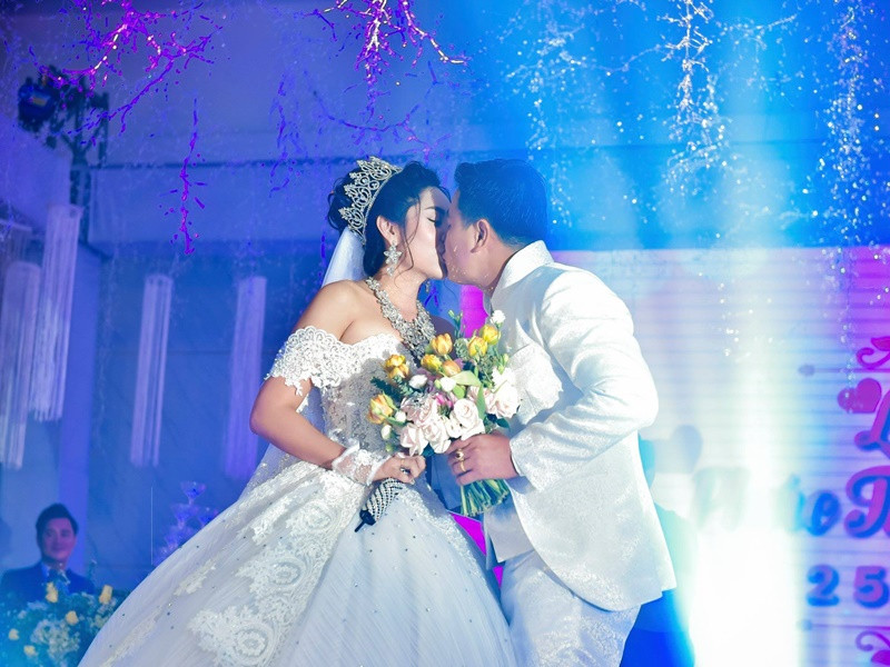 Trong lễ đính hôn, đám cưới, Thu Thảo và nửa kia có không ít khoảnh khắc ngọt ngào. Ảnh: FB Thu Thảo