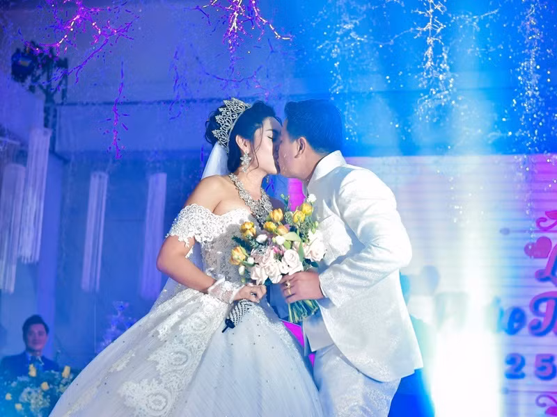 Trong lễ đính hôn, đám cưới, Thu Thảo và nửa kia có không ít khoảnh khắc ngọt ngào. Ảnh: FB Thu Thảo