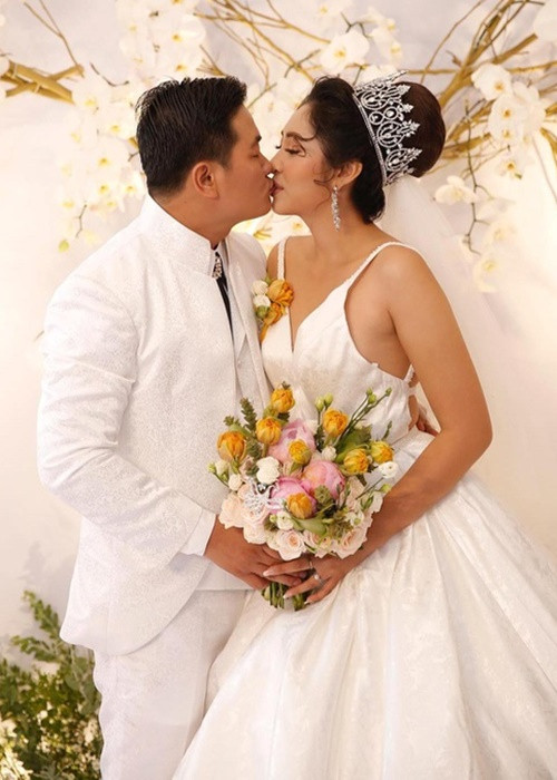 Doanh nhân Phúc Thành luôn ủng hộ Thu Thảo, đặc biệt thường xuyên hỗ trợ cô trong các hoạt động từ thiện. Ảnh: Zing