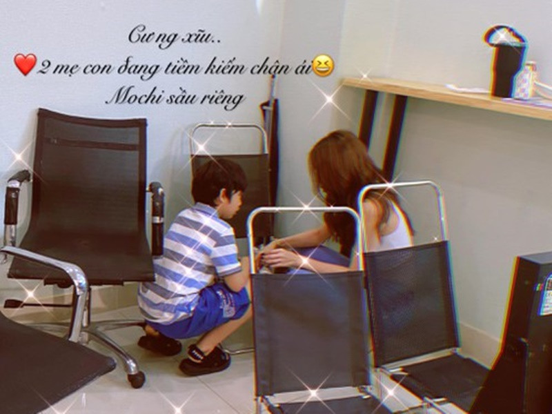 Khi chưa lên sóng, dự án “Chị mẹ học yêu” của Ngọc Trinh gây chú ý bởi loạt ảnh nữ người mẫu thân thiết với con trai màn ảnh - bé Nhật Huy. Ảnh: FB Ngọc Trinh