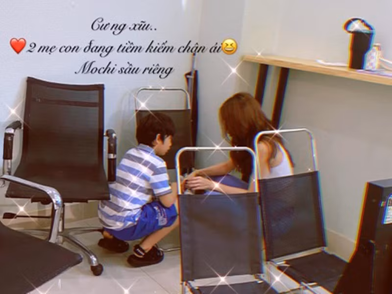 Khi chưa lên sóng, dự án “Chị mẹ học yêu” của Ngọc Trinh gây chú ý bởi loạt ảnh nữ người mẫu thân thiết với con trai màn ảnh - bé Nhật Huy. Ảnh: FB Ngọc Trinh