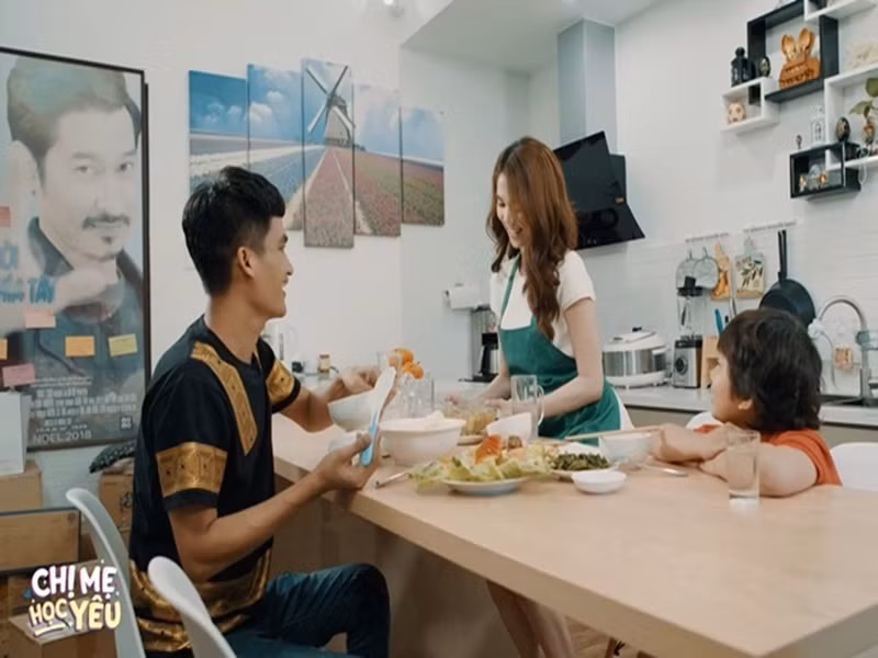 Trong “Chị mẹ học yêu”, Ngọc Trinh đóng một cô gái hiện đại, mạnh mẽ với quan niệm tình cảm phóng khoáng tên Băng Di. Ảnh: Sức khỏe và đời sống