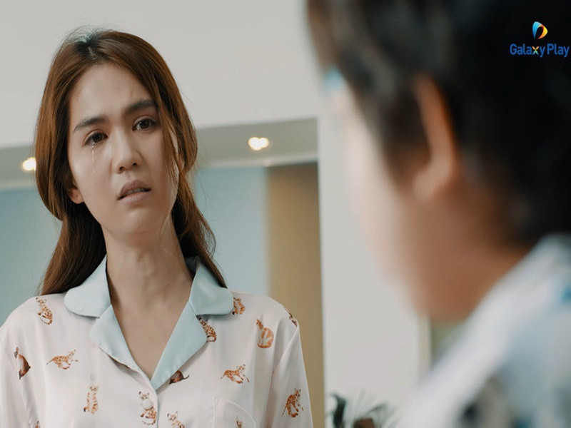 Một ngày Băng Di bất ngờ nhận trách nhiệm nuôi cậu con trai 6 tuổi của mình. Kể từ đó, những tình huống éo le, vụng về của một “chị mẹ” bắt đầu xảy ra. Ảnh: Yeah1music