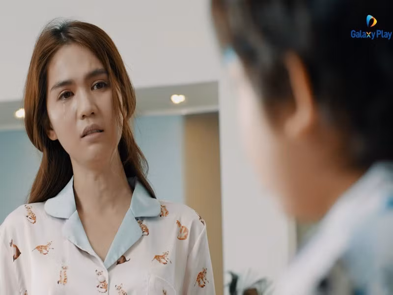 Một ngày Băng Di bất ngờ nhận trách nhiệm nuôi cậu con trai 6 tuổi của mình. Kể từ đó, những tình huống éo le, vụng về của một “chị mẹ” bắt đầu xảy ra. Ảnh: Yeah1music