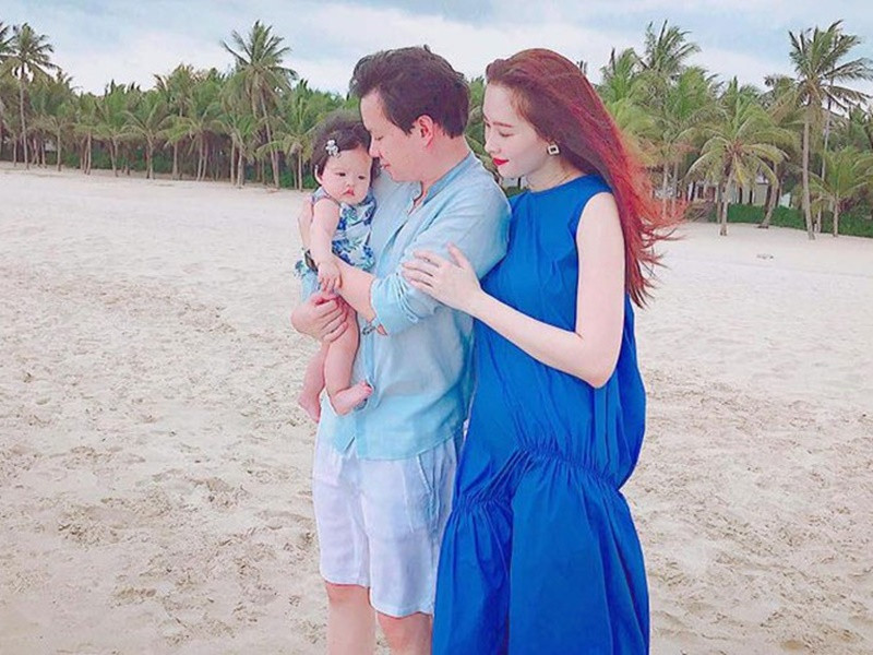 Trước khi có con, Trung Tín cho biết, nếu vợ sinh con, anh sẽ nghỉ hoàn toàn ở nhà một tháng. “Ai cũng biết đây là thời điểm khó khăn nhất của phụ nữ và người họ cần nhất bên cạnh chính là chồng. Tôi cũng muốn tự tay cùng vợ chăm con những ngày đầu tiên”, anh chia sẻ trên Zing.