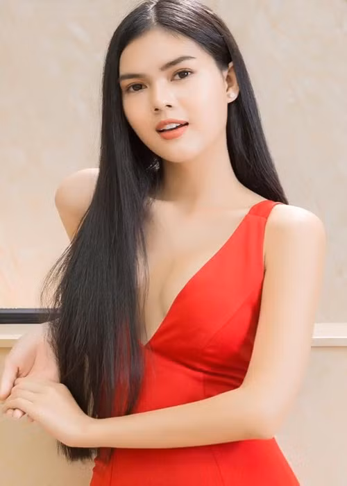 Ngoài danh xưng bản sao của Ngọc Trinh, người đẹp sinh năm 1996 trở thành tâm điểm của dư luận còn vì chuyện tình cảm. Ảnh: FB Lê Ngọc Trinh