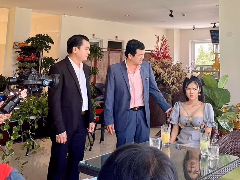 Ngọc Trinh theo đuổi công việc diễn xuất thay vì đi theo con đường trở thành người mẫu nội y. Người đẹp gốc Cần Thơ đóng phim: "Ba cưới vợ ba", “Mẹ trùm”, “Kén mẹ chồng”, “Trả em kiếp này”, “Báo thù”, “Chuông gió”. Đến nay, Ngọc Trinh chưa có vai diễn gây sốt. Ảnh: FB Lê Ngọc Trinh