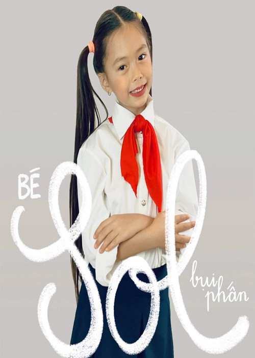 Con gái của Đoan Trang thể hiện ca khúc “Bụi phấn”.