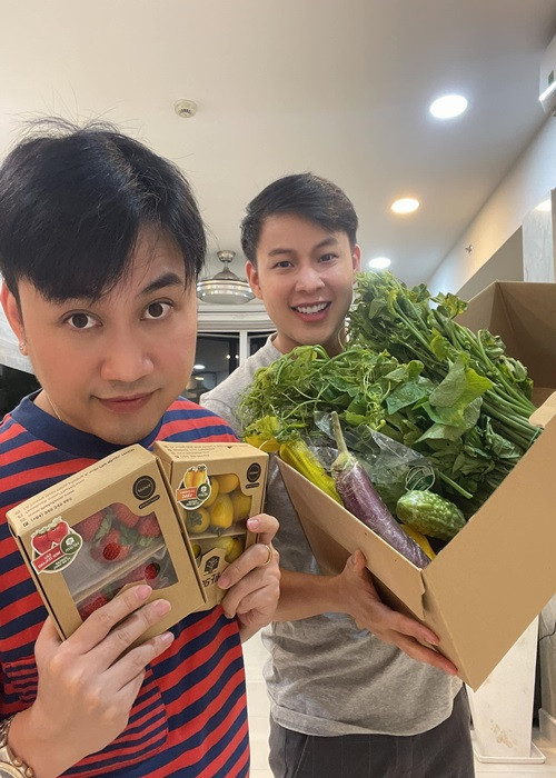 Không chỉ Điền Thái Toàn yêu đồng giới, nhiều sao Việt cũng có mối tình đồng tính. Don Nguyễn là một trong số đó. Năm 2019, "Thánh hát nhép" thừa nhận hẹn hò Mai Thanh Tú. Người yêu của Don Nguyễn kém “Thánh hát nhép” đến 8 tuổi, điển trai như hot boy và hoạt động nghệ thuật với vai trò MC, diễn viên. Ảnh: Yan