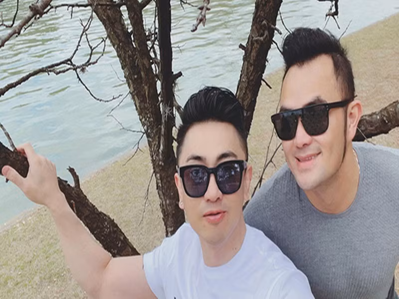 Mới đây, Điền Thái Toàn công khai người yêu đồng giới. Chia sẻ trên Ngôi sao, nam ca sĩ nổi tiếng một thời cho biết, anh và người yêu có nhiều sở thích chung, đồng điệu trong quan điểm lẫn tính cách. Điền Thái Toàn cho biết, một ngày, anh thức dậy lúc 7h để tập gym sau đó làm vườn, ăn sáng cùng bạn trai và làm việc đến 20h. Ảnh: Dân Việt