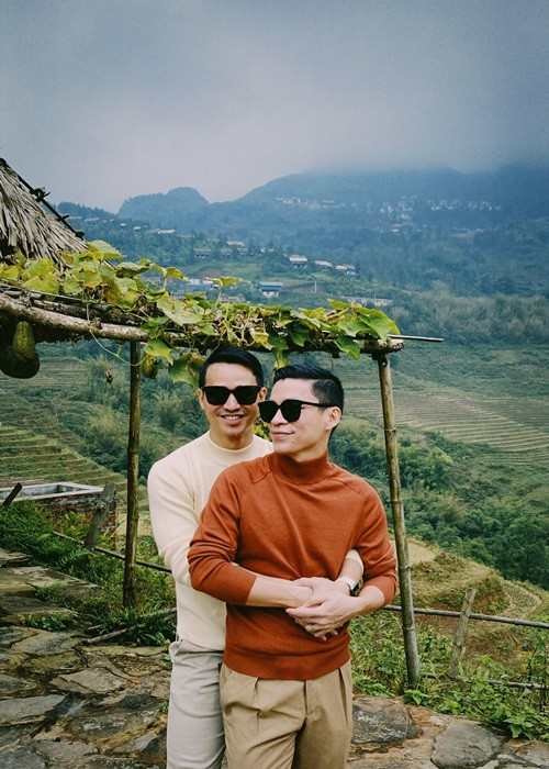 Tháng 1/2015, Adrian Anh Tuấn - Sơn Đoàn tổ chức hôn lễ ở Nha Trang. Đây được cho là đám cưới đồng giới đầu tiên của showbiz Việt. Cuối năm 2015, cặp đôi đăng ký kết hôn ở Mỹ. Ảnh: FB Adrian Anh Tuấn