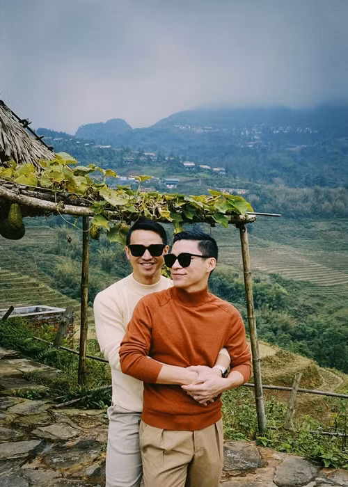 Tháng 1/2015, Adrian Anh Tuấn - Sơn Đoàn tổ chức hôn lễ ở Nha Trang. Đây được cho là đám cưới đồng giới đầu tiên của showbiz Việt. Cuối năm 2015, cặp đôi đăng ký kết hôn ở Mỹ. Ảnh: FB Adrian Anh Tuấn