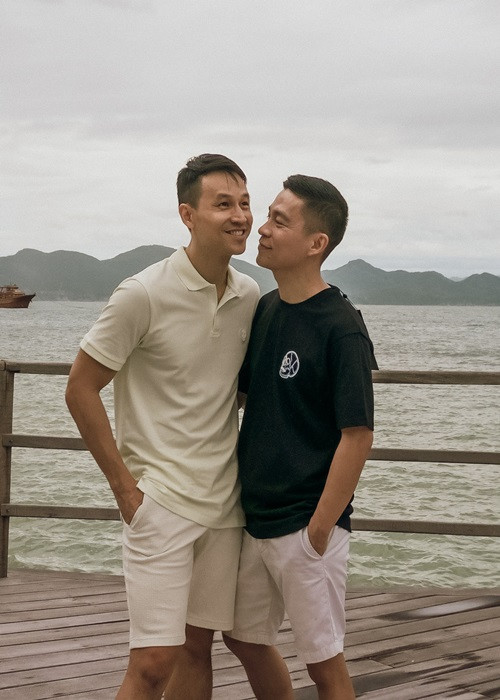 Bên nhau hơn 10 năm, NTK Adrian Anh Tuấn - doanh nhân Sơn Đoàn được xem là cặp đôi kết hôn đồng giới hạnh phúc nhất Vbiz. Ảnh: FB Adrian Anh Tuấn