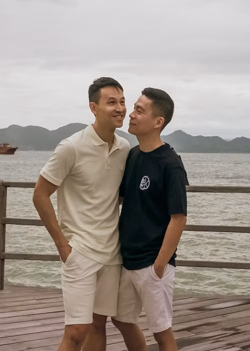 Bên nhau hơn 10 năm, NTK Adrian Anh Tuấn - doanh nhân Sơn Đoàn được xem là cặp đôi kết hôn đồng giới hạnh phúc nhất Vbiz. Ảnh: FB Adrian Anh Tuấn