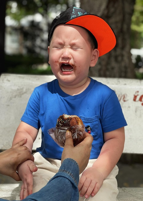 Nhiều người khen nữ ca sĩ khéo nuôi con. Trà My chia sẻ, bé Hayden trộm vía tăng cân đều, khỏe mạnh.