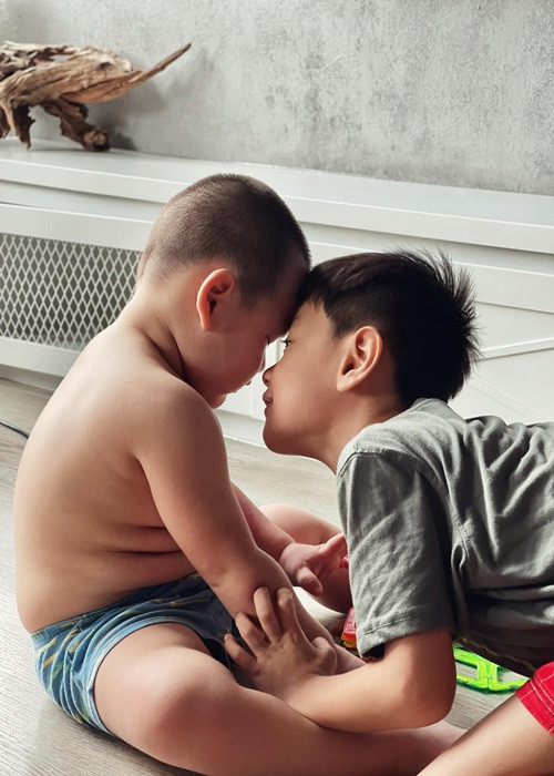 Bé Hayden được anh trai rất cưng chiều.