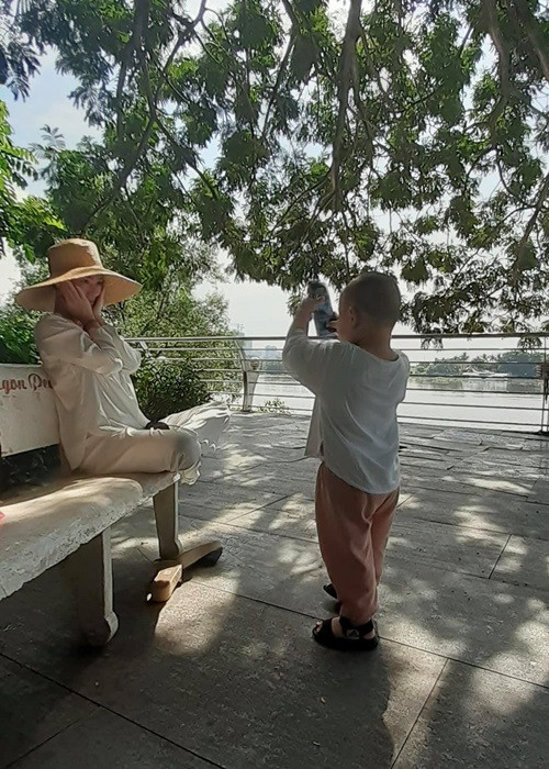 Gần đây, Trà My cho biết, bé Hayden giảm cân một chút sau khi được bác sĩ khuyên việc thừa cân quá không tốt.