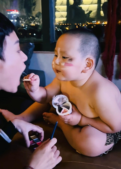 Con trai thứ hai của Trà My được nhiều người ưu ái gọi là "cây hài nhí" trong dàn nhóc tì nhà sao Việt.