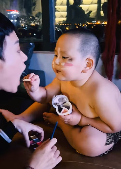 Con trai thứ hai của Trà My được nhiều người ưu ái gọi là "cây hài nhí" trong dàn nhóc tì nhà sao Việt.