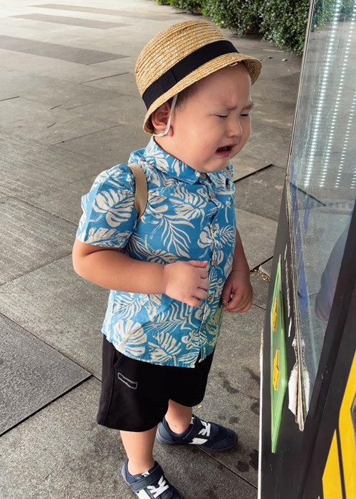 Không ít hình ảnh dìm hàng của bé Hayden được Trà My chia sẻ trên mạng xã hội.