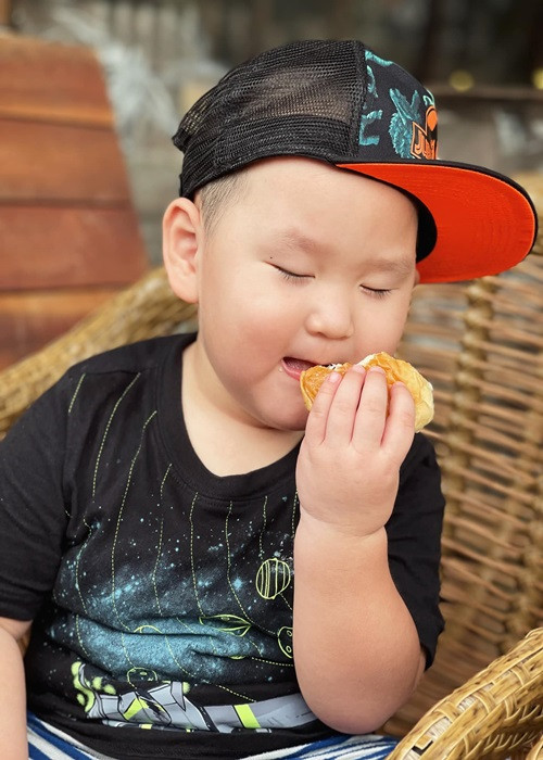Ngoài vẻ mũm mĩm, con trai của Trà My còn có gương mặt với nhiều biểu cảm đáng yêu.