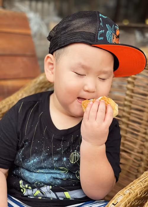 Ngoài vẻ mũm mĩm, con trai của Trà My còn có gương mặt với nhiều biểu cảm đáng yêu.