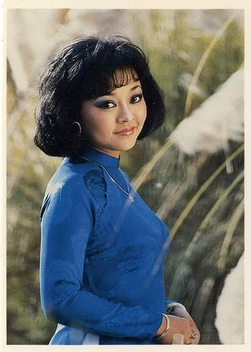 Theo Tri Thức, năm 10 tuổi, Hương Lan chuyển sang tân nhạc với 2 bài “Những đồi hoa sim” và “Ai ra xứ Huế”. Kể từ đó, giọng ca trời phú của bà gây chú ý. Bà được các nhật báo và tạp chí lúc bấy giờ gọi là “thần đồng âm nhạc". Ảnh: Sức khỏe và đời sống