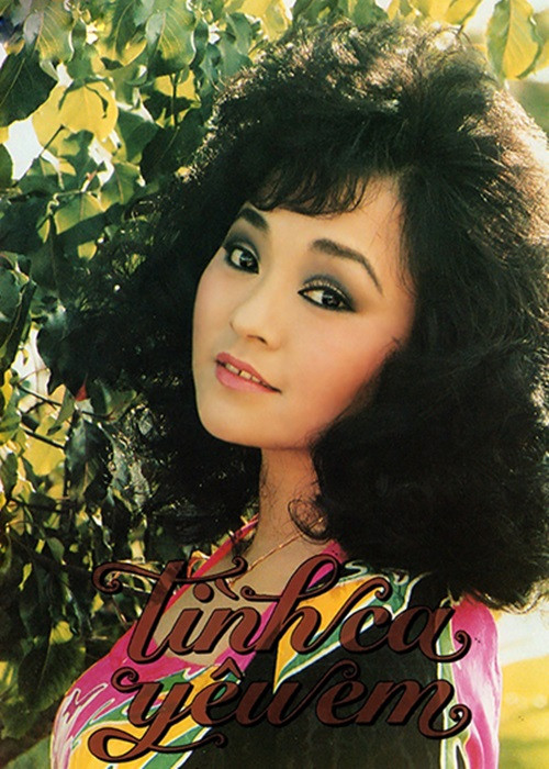 Các ca khúc gắn liền với tên tuổi của danh ca Hương Lan gồm: "Người ngoài phố", “Đừng nói xa nhau", "Một người đi, “Còn thương rau đắng mọc sau hè”, “Dạ cổ hoài lang”, “Đêm nghe bài vọng cổ”, “Hoa mười giờ”, “Anh về kẻo mưa”, “Chín đợi mười thương”. Ảnh: Một thế giới